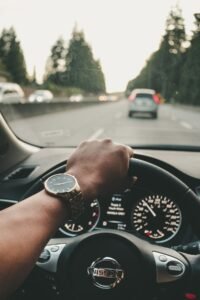 السائق المحترف: 7 مهارات أساسية تتجاوز القيادة